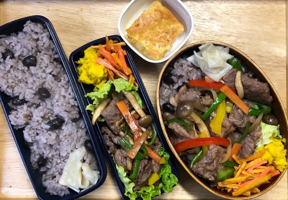 Snapdishの料理写真:中落ちカルビの焼肉 弁当。パイナップルの芯のケーキ添え|弁当 備忘録さん