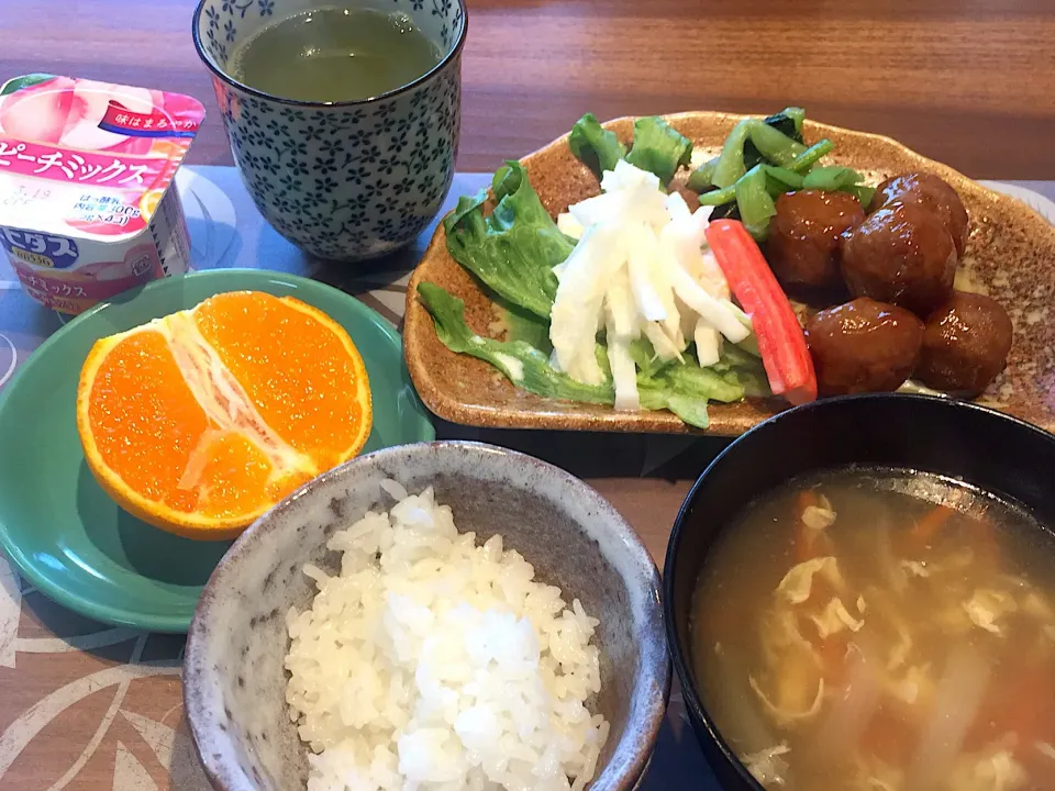 朝ごはん
照り焼き肉団子、大根ホタテサラダ、レタス、カニカマ、白米、玉ねぎと人参の卵スープ、デコポン、ピーチヨーグルト、緑茶|かよちゃんさん