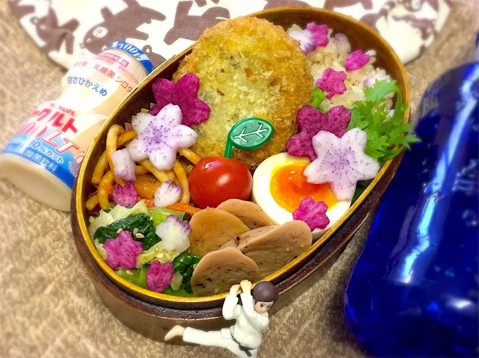 Snapdishの料理写真:発芽玄米ブレンドご飯🍚&和風サバコロッケ&ギョニソの甘辛焼き&半熟味玉&小松菜と白菜のナムル&ナポリタン&紫大根&わさび菜&プチトマト🍅のダーリンお弁当♪

 #弁当  #フチ子  #サバ水煮缶  #味玉  #紫大根  #ナポリタン #和風サバコロッケ#本日ワタシお休み|桃実さん