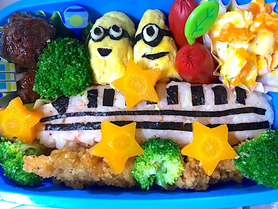 お別れ遠足の弁当😂なんとかミニオンに見えて欲しい、、、グダグダのキャラ弁🤣|ケンケンさん