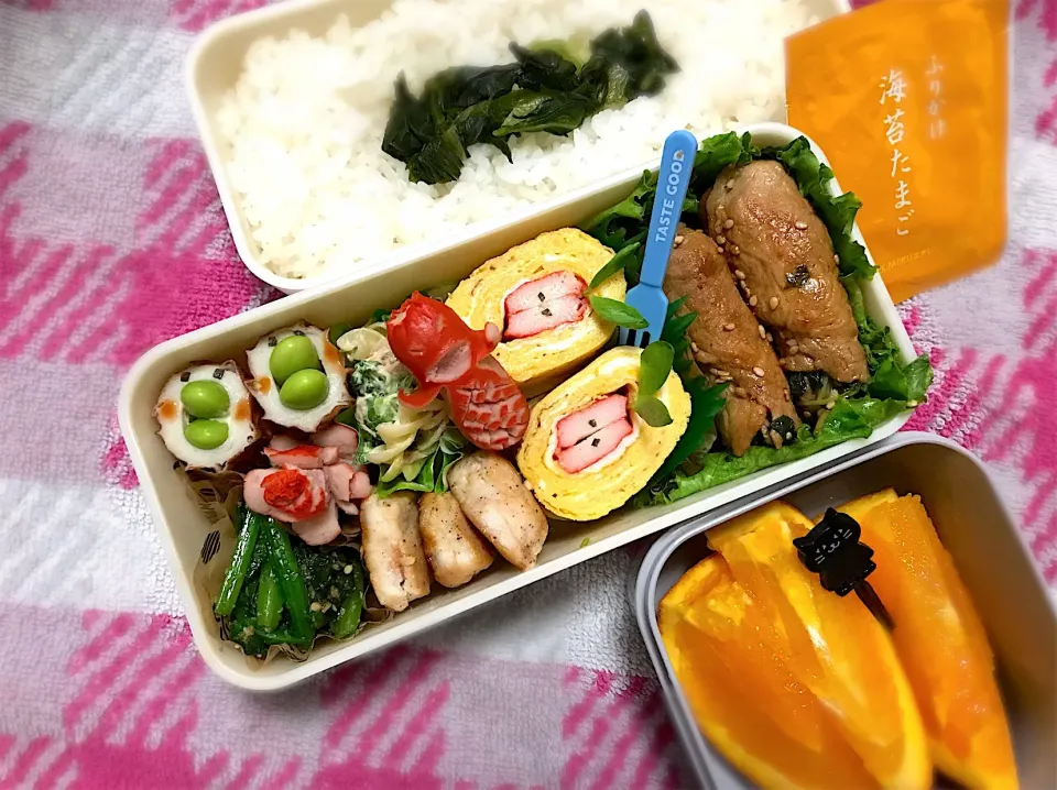 卒業式【うっちーさんのソーセー人難しい】弁当〜豆苗豚肉巻き・カニカマ玉子焼き・ブロッコリーとツナのマカロニサラダ・ほうれん草ゴマ和え・ちくわ君・ソーセー人💧〜  #お弁当  #きゃら弁  #キャラ弁|華恋さん