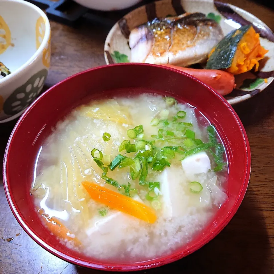 白菜 にんじん
豆腐の味噌汁
   酒粕ちょびっと入れました😊|miimiさん