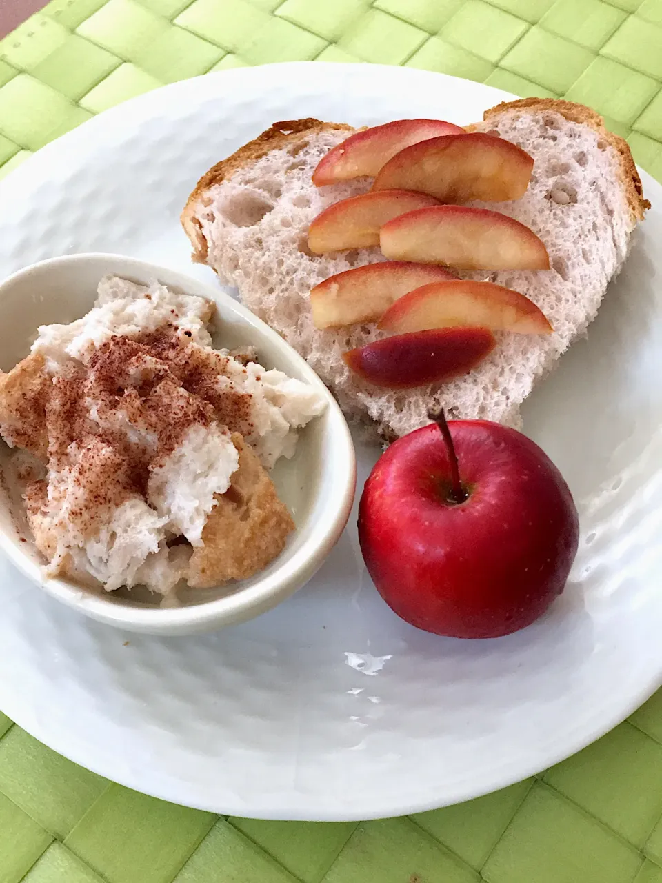 Snapdishの料理写真:トーストにりんごのコンポートをのせて‥🍎|ミーさん