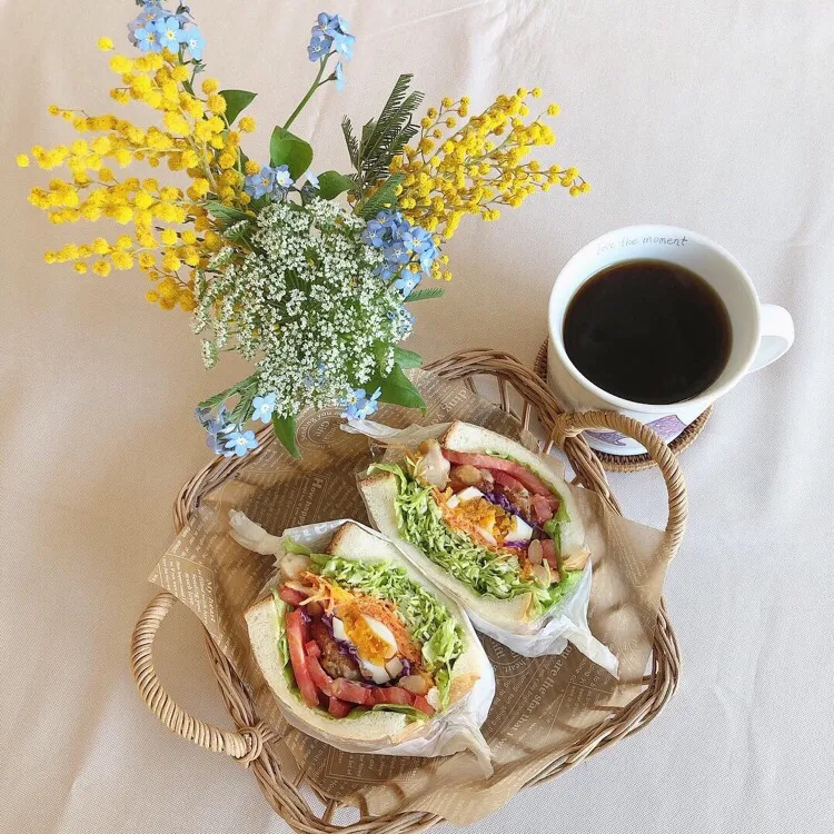 3/8❤︎マスタードチキンと塩ぼんじり&半熟煮卵サンド❤︎
#お昼ごはん #ランチ #おうちごはん #おうちカフェ #マスタードチキン #ぼんじり #半熟煮卵 #わんぱくサンド #よくばりサンド #自家製サンド|Makinsさん