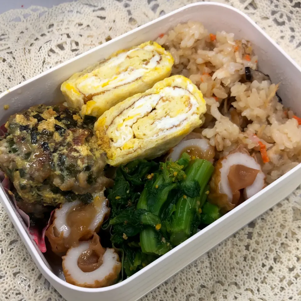 Snapdishの料理写真:#今日のお弁当  🍱
#炊き込みご飯 #ニラ饅頭 #卵焼き #菜の花のおひたし #梅肉ちくわ|ぴらこさん