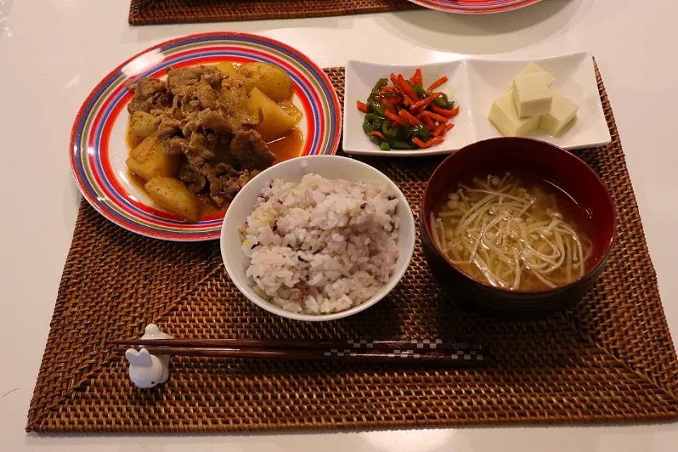 今日の夕食 新じゃがと豚肉のキムチ煮、ピーマンのきんぴら、高野豆腐の煮物、雑穀米、えのきの味噌汁|pinknari🐰🌈さん