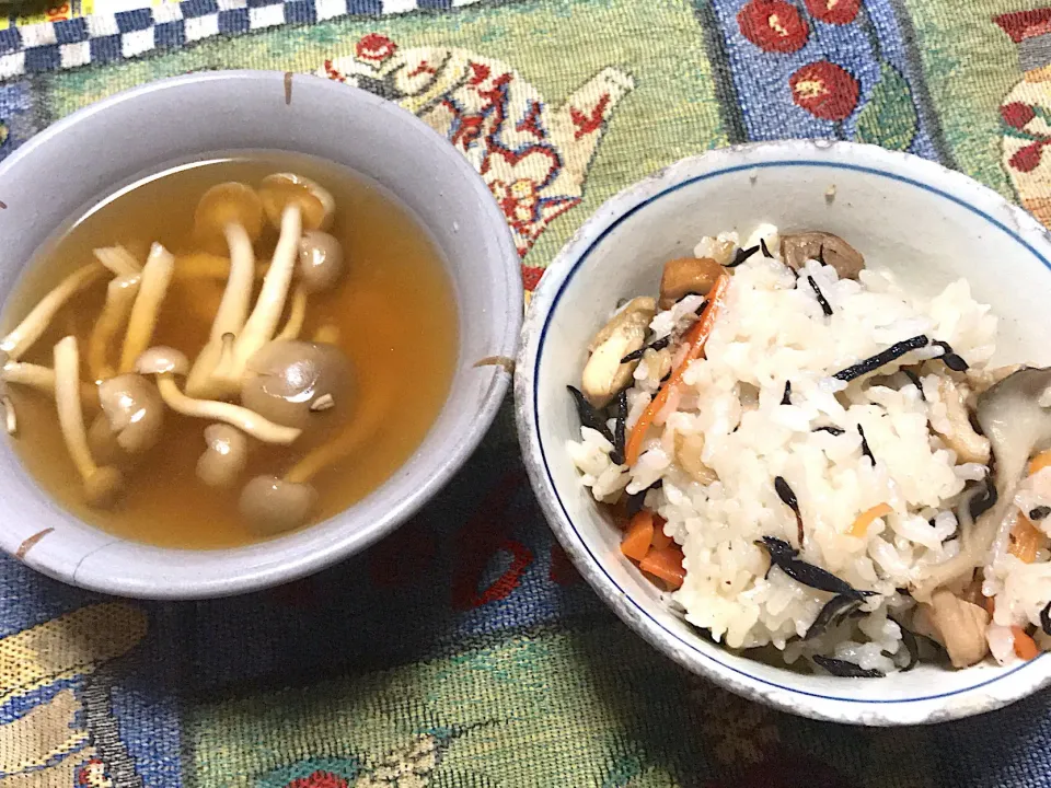 Snapdishの料理写真:炊き込みご飯とぶなしめじの味噌汁|kanipiyoさん