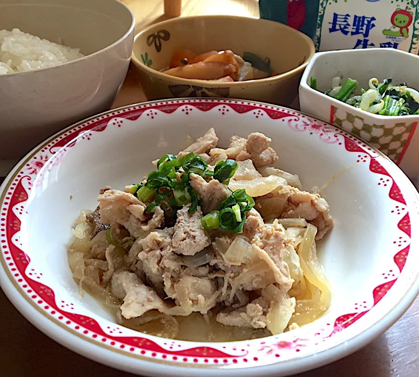 アル中病棟の昼ごはん☀️☀️🔆
ごはん🍚  生姜焼き🐷  田舎煮  土佐酢和え  牛乳🥛|ぽんたさん