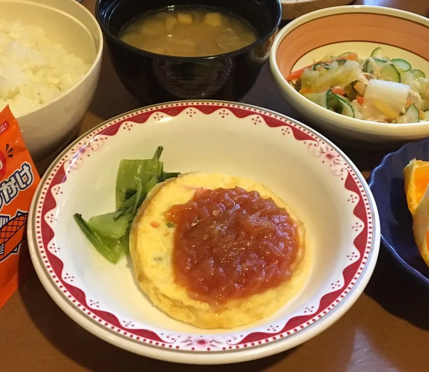 アル中病棟の晩ごはん⭐️🔆🔆
ごはん🍚  具沢山みそ汁  卵のチリソースがけ🥚  鶏肉と野菜の和え物  でこぽん🍊  ふりかけ|ぽんたさん