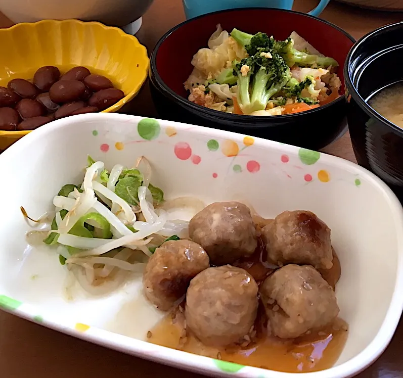 Snapdishの料理写真:アル中病棟の朝ごはん🔆🔆🔆51日目
ごはん🍚  みそ汁（生揚げ）  肉団子  ブロッコリーサラダ🥦🥗  金時豆|ぽんたさん