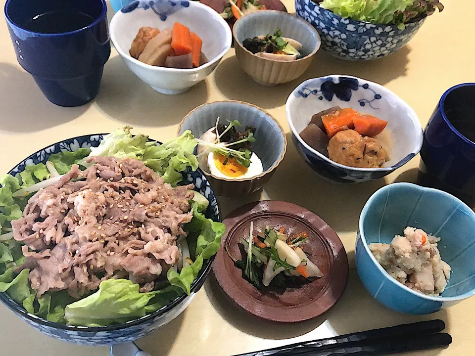 3／8昼食  #昼ごはん  •もやしと焼き肉のっけ丼 •おでん食べ切り •玉子のおかず味噌かけ •おからの炊いたの  •水菜と大根他の生姜漬け|おさんどんさん