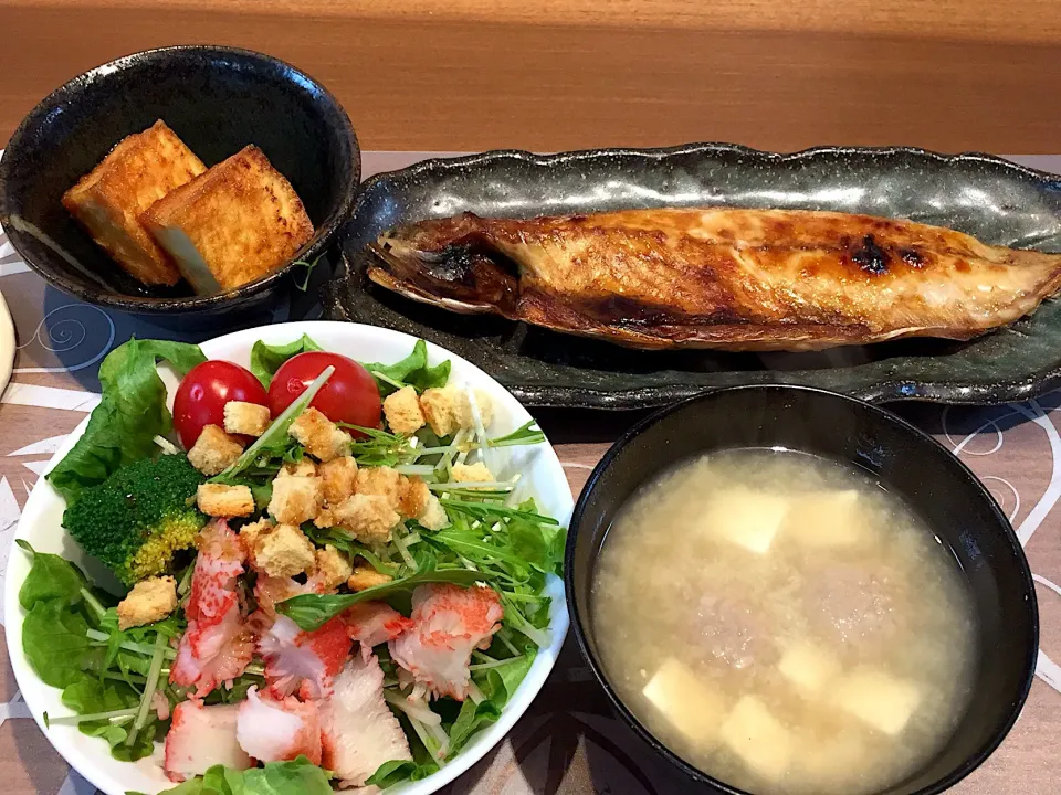 晩御飯
塩鯖、蟹爪と水菜のサラダ、だんご汁、絹揚げの照り焼き|かよちゃんさん