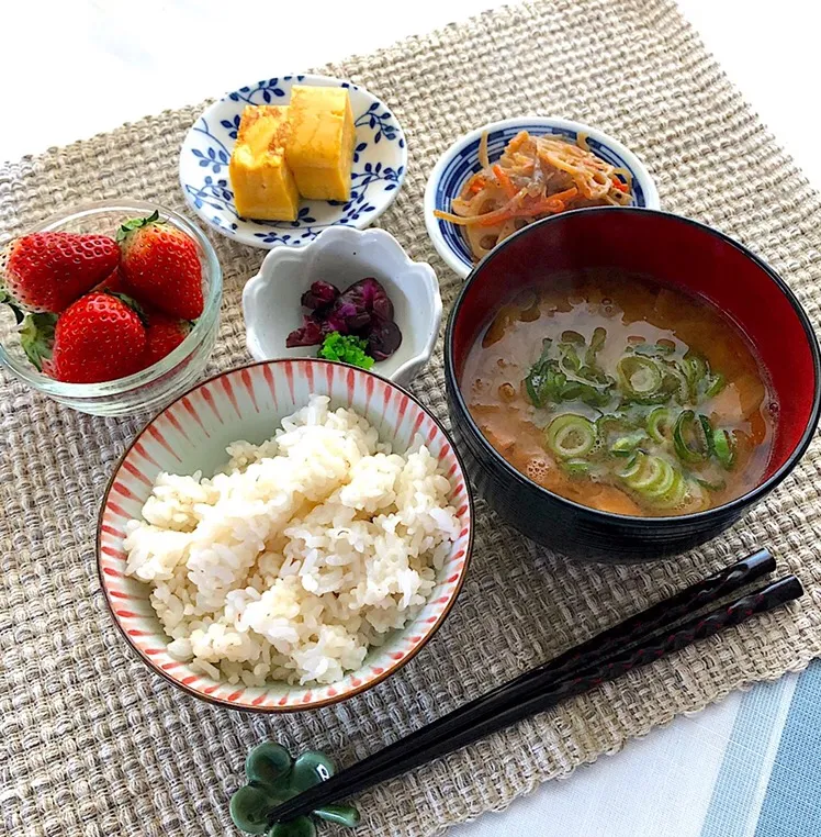 Snapdishの料理写真:朝ごはんを食べよう😃豚汁で朝ごはん🐷|あしゃぱんさん