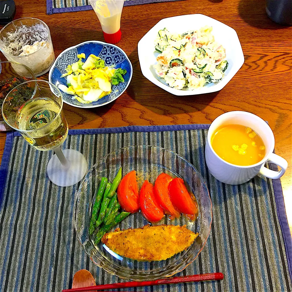 白身魚のカレー味パン粉焼き、アスパラバター炒め、トマトのソテー、ポテトサラダ、
コーンスープ、ワイン|yakinasuさん