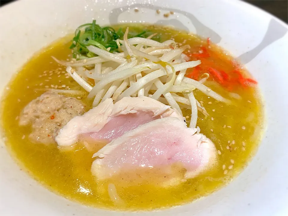 焼き鳥屋さんの塩ラーメン。夜中に食べるとヤバイやつ😄|パオパオあつこさん