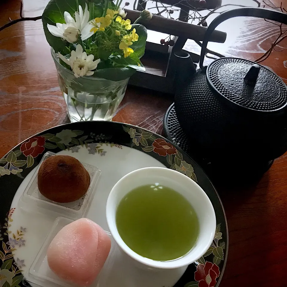 もも大福とチョコレート大福餅 朝のおめざ|シュトママさん