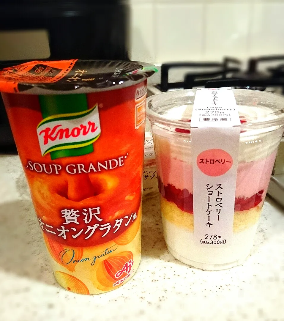 【贅沢オニオングラタン風&ストロベリーショートケーキ】#セブンイレブン#夜食#後ろにゴロゴロサラダあり#Knorr SOUP GRANDE|GGGさん