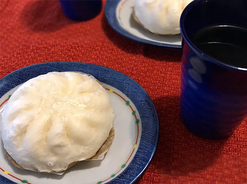 Snapdishの料理写真:3／9朝食  #朝ごはん 
•肉まん •コーヒー|おさんどんさん