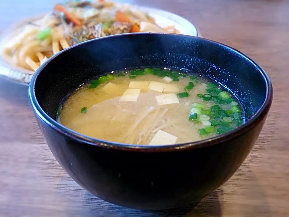 Snapdishの料理写真:冷凍えのきと豆腐のお味噌汁|古尾谷りかこさん