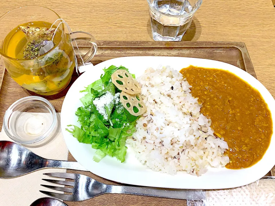 北海道大豆とチキンのキーマカレー🍛とマンゴー🥭とキウイ🥝のフルーツハーブティー|yumyum😋さん