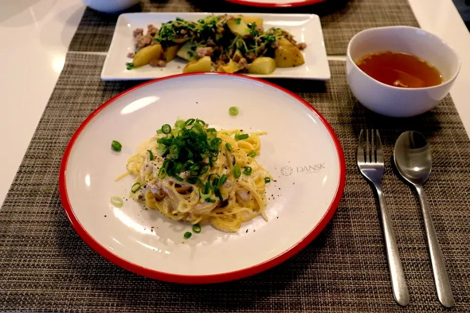 今日の夕食 豆乳明太子パスタ、新じゃがと豚挽き肉のバター醤油炒め、コンソメスープ|pinknari🐰🌈さん