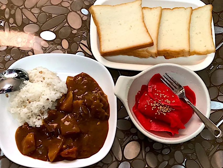 すじ肉カレーと米粉パン、もち麦ご飯|ma-ko omaさん