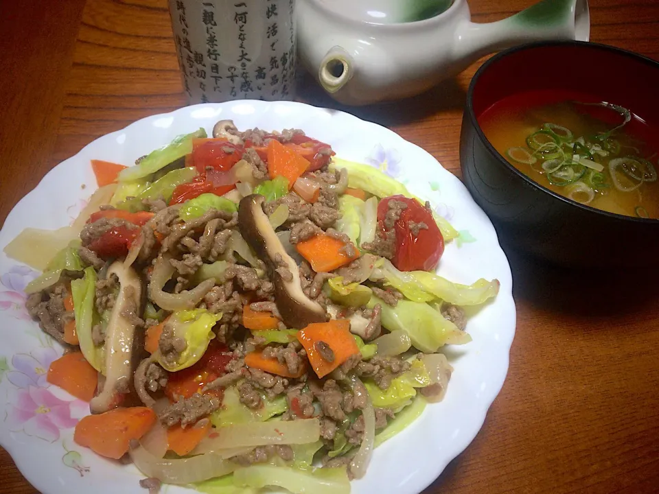 Snapdishの料理写真:今日のテニス🎾前実家での男飯(*･ω･)
野菜炒め&味噌汁（ ˶﻿ ̇ ̵ ̇﻿˶﻿ ）|ひーちゃんさん