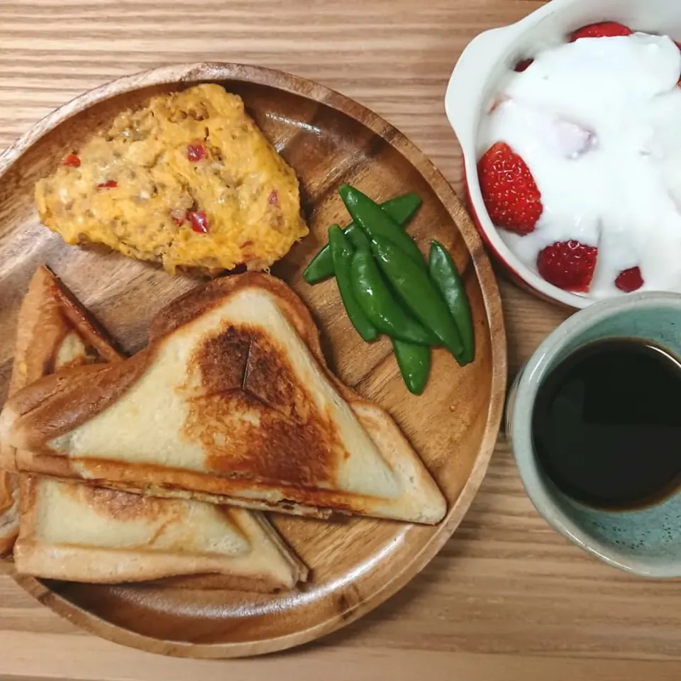 朝食 ヘレカツのホットサンド

チェダーチーズ 
↓
千切りキャベツ
↓
マヨネーズ
↓
ヘレカツ
↓
とんかつソース|まりさん