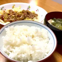 鶏もものピリ辛ゴマだれかけ+
絹と水菜のすまし汁|hijikinさん