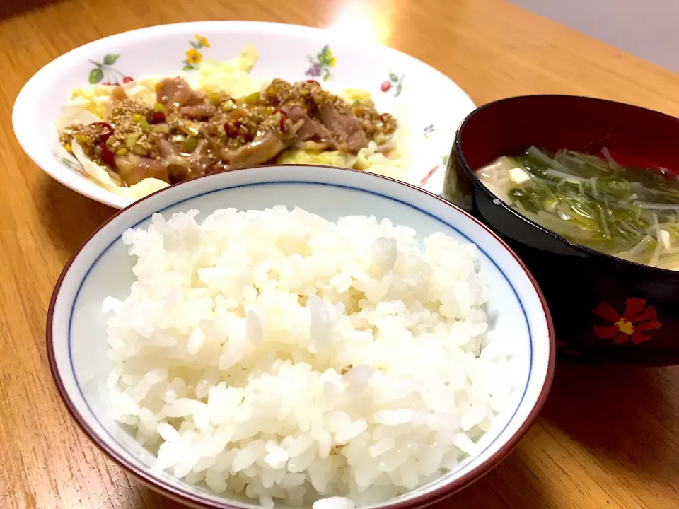 Snapdishの料理写真:鶏もものピリ辛ゴマだれかけ+
絹と水菜のすまし汁|hijikinさん