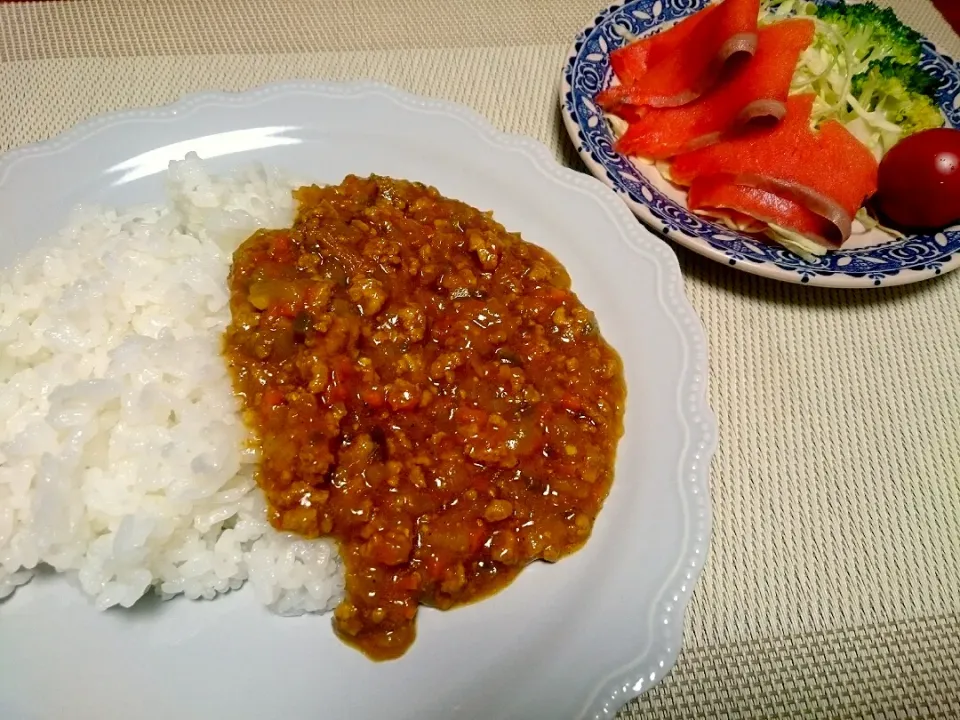 Snapdishの料理写真:☆今日の晩ごはん☆  キーマカレー  サラダ|hamamaさん