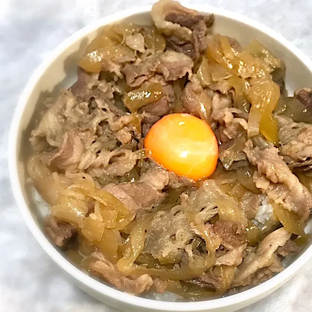 宮沢りえ流、水を使わない牛丼を作りました🎵
玉ねぎの甘さが口一杯に広がります😋👍|ギムレットさん