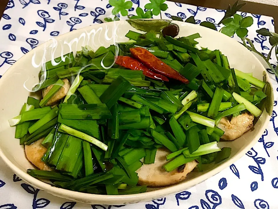 山本真希さんの料理 鶏むね肉のソテーニラソース めちゃんこニラ多めで❗️|ちゃんちさん