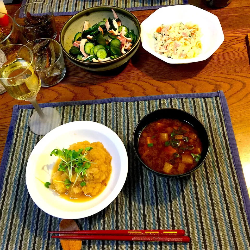 鶏モモ肉のみぞれ煮、胡瓜とイカと
ワカメの酢の物、ポテトサラダ、
ナメコと豆腐と揚げの赤だし|yakinasuさん