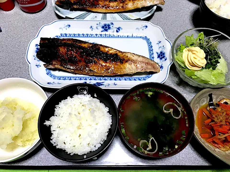 でかい魚食べた #夕飯  白米、文化干し、大根おろし、ブロッコリースプラウトレタスサラダ、切り干し大根、油揚げわかめ味噌汁(昨日まで麩だと思ってたのはどおやら油揚げだったようで)|ms903さん