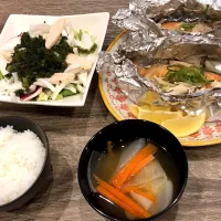 Snapdishの料理写真:#鮭のホイル焼き
 #玉ねぎ丸ごとスープ 
#海ぶどうサラダinサラダチキン
#きのこ多め  #新玉ねぎは甘い 
#ホイル包むのが難しくて、、
#早めのホワイトデー #アラサー飯。 
#彼氏喜んでくれて、嬉しすぎたヽ(；▽；)ノ|MIZUKI。さん