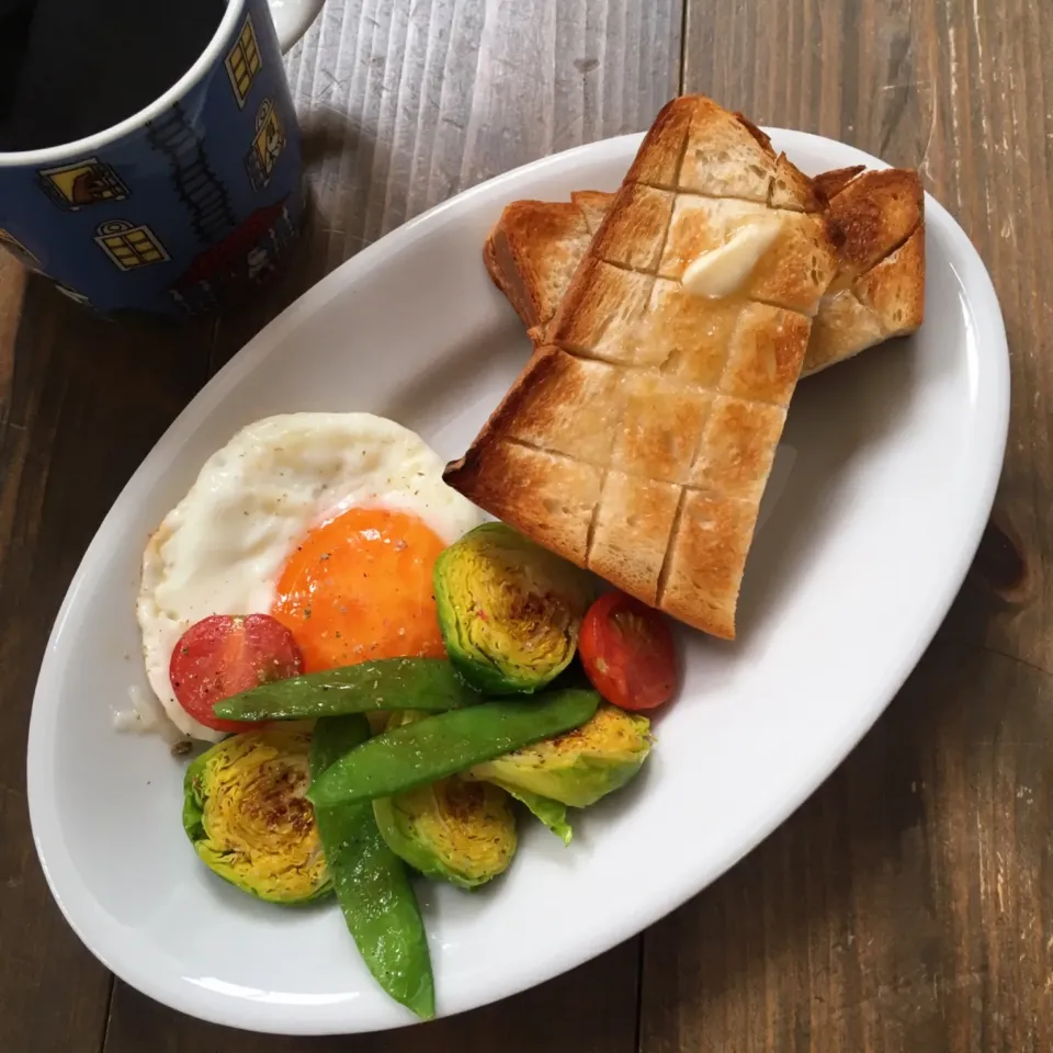 Aセット（バタートースト・めだま焼き季節のホットサラダ添え・珈琲）🍞🥗🍳☕️#トースト祭り|七海さん