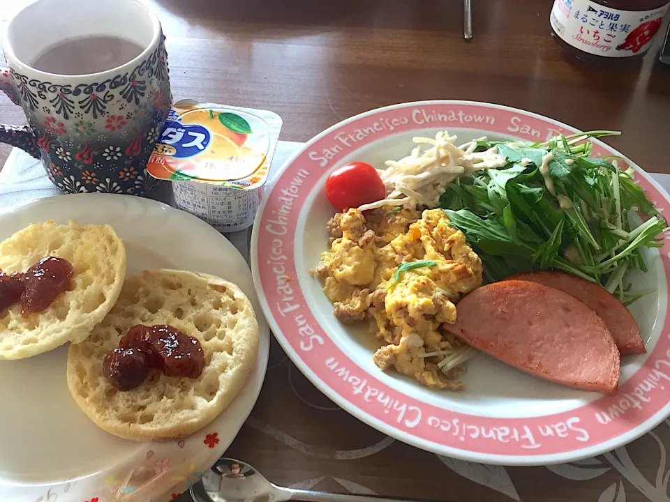 日曜日の朝ごはん
ハムステーキ、挽肉入り卵焼き、水菜、ごぼうサラダ、アイコ、イングリッシュマフィン、いちごジャム、カフェオーレ、オレンジヨーグルト|かよちゃんさん