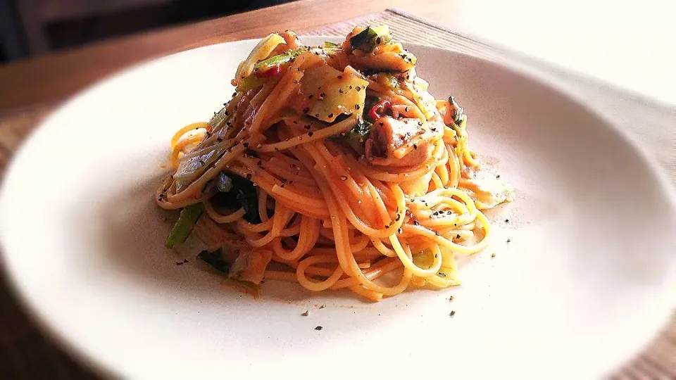 白ﾓﾂとｷｬﾍﾞﾂと小松菜の
ﾄﾏﾄｸﾘｰﾑﾊﾟｽﾀ～🍝
の昼ごはん✨|kaz(*･ω･)さん