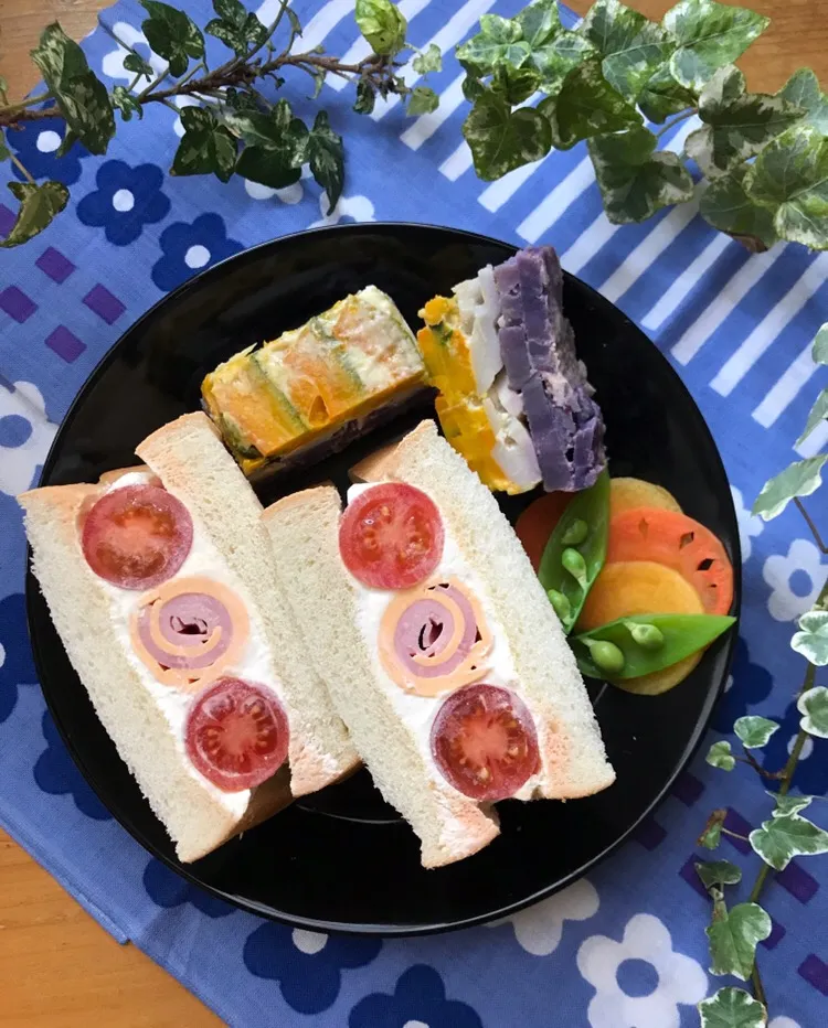 🥪今日はブランチ。ハムチーズ🧀プチトマト🍅サンドイッチと ボムドフィノワーズ風 かぼちゃ🎃里芋 紫芋のグラタン🥪🍴|Hollyさん