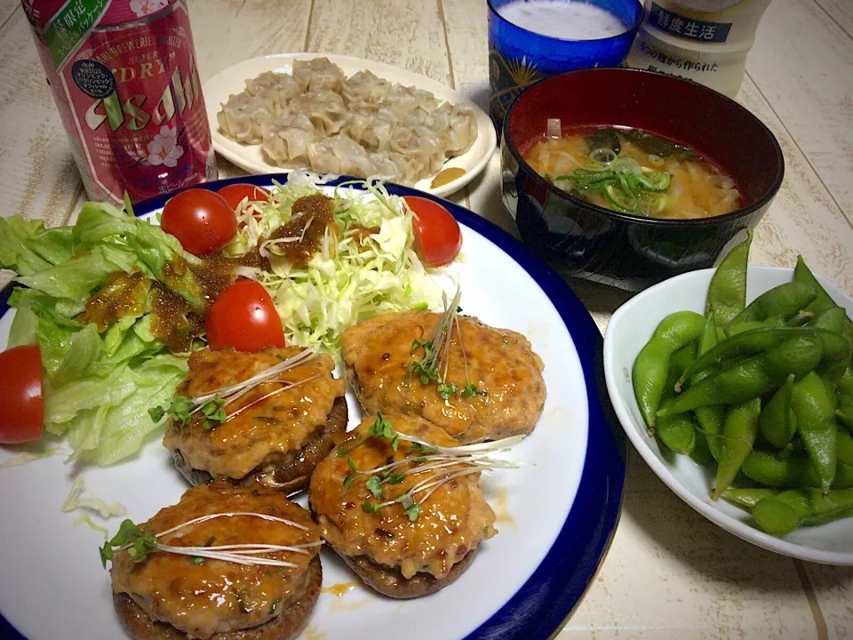 今日の男飯(*･ω･)枝豆&横浜シューマイ&生椎茸の肉詰め&鶏挽肉バーグ&キャベツとワカメの味噌汁（ ˶﻿ ̇ ̵ ̇﻿˶﻿ ）|ひーちゃんさん