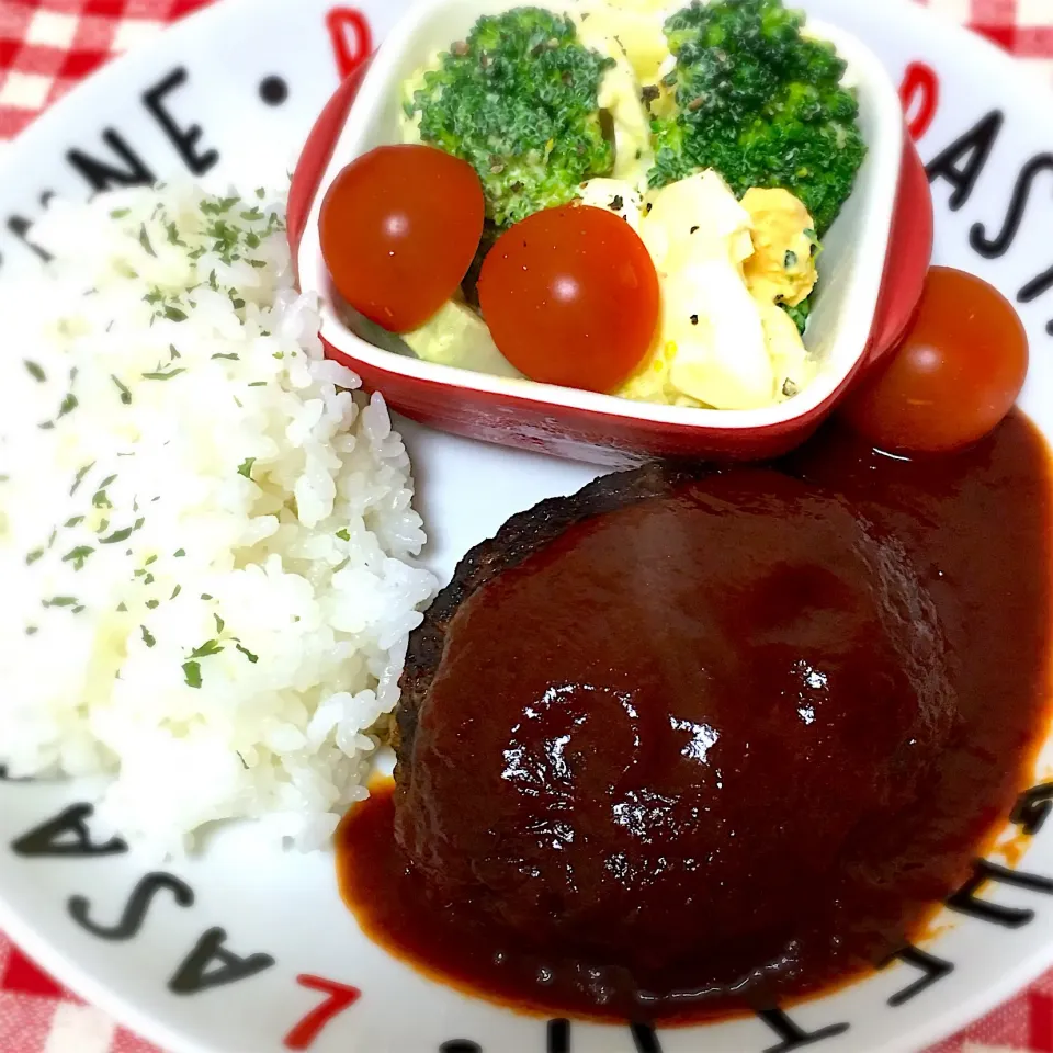 日曜日の夕飯🍽ハンバーグ、ブロッコリーのたまマヨサラダ|琥珀さん