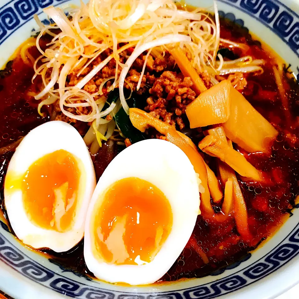 台湾ラーメン
醤油ラーメンベースに豆板醤・にんにく生姜‥など調味料プラスして🍜ひき肉もピリ辛🌶
ラー油で和えた白髪ねぎがうまい
#台湾ラーメン #晩ごはん #ピリ辛 #ラーメン|あお♡あおさん