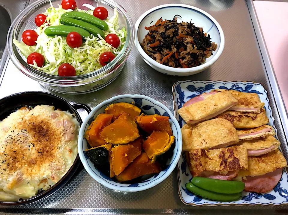 家庭料理
ドリア カボチャの煮物 ヒジキの煮物 野菜サラダ ハムとチーズの揚げ包み|ブンタさん