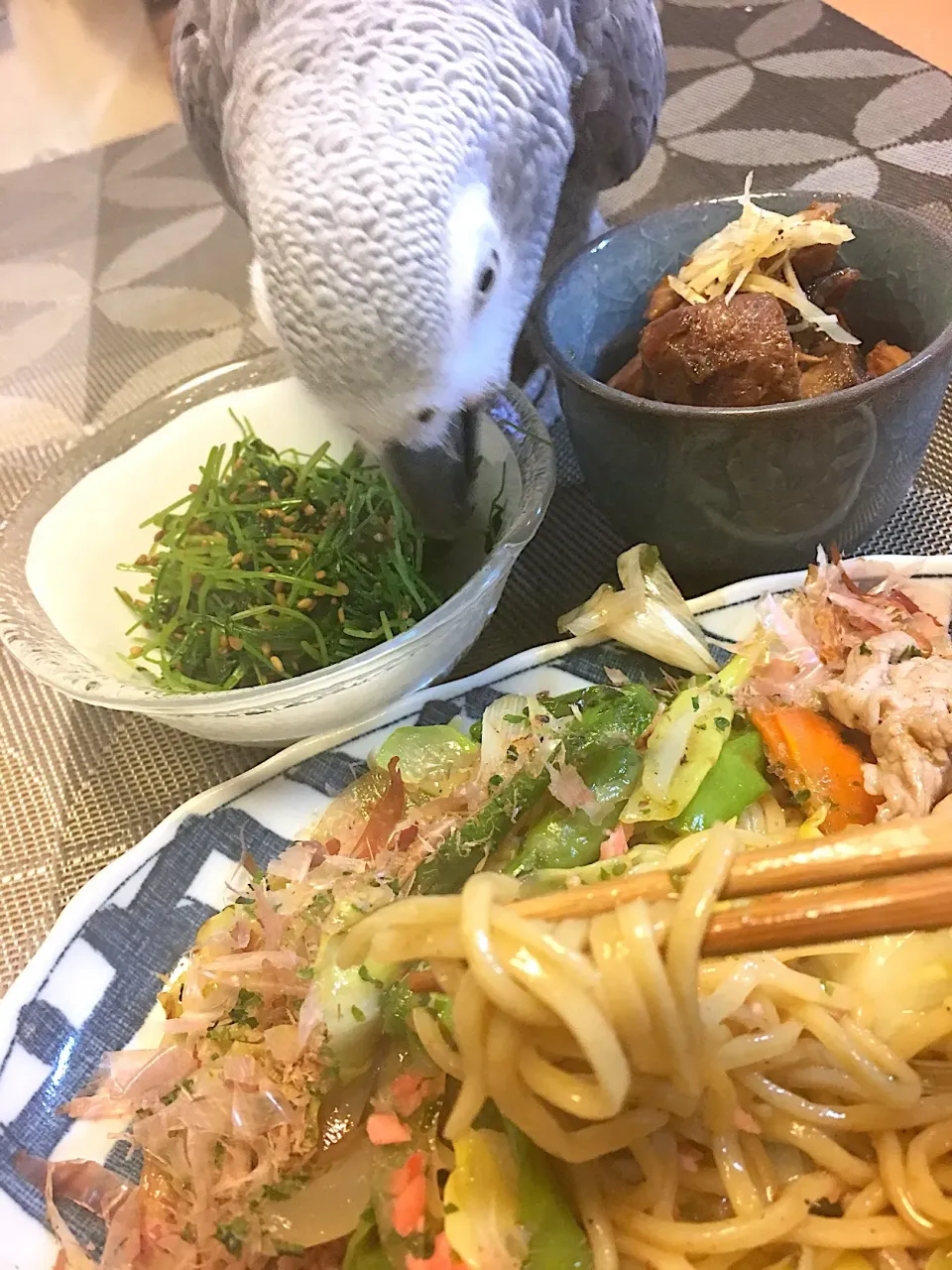 焼きそば……またまたハイエナ物色中😭|MOMO-chan☻さん