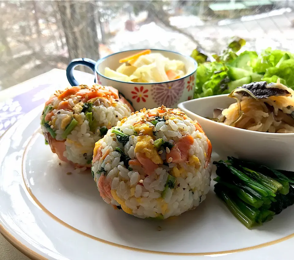 昼ごはん  大根の葉と鮭のソフトふりかけプラスたまごの無骨おにぎり🍙|砂雪さん