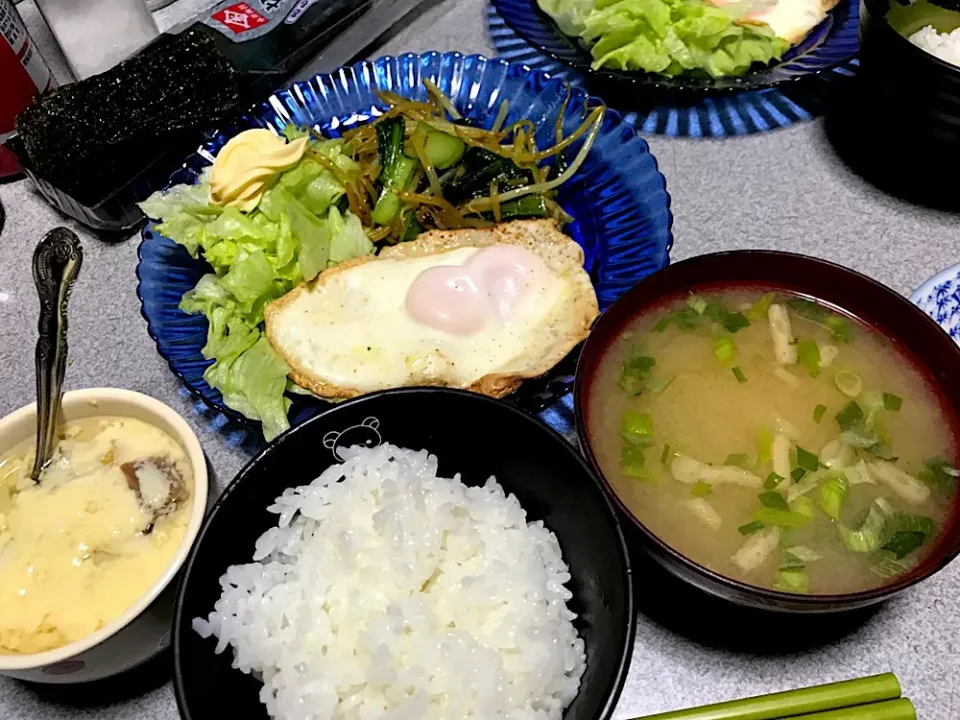 ヤッターー！目玉焼きが(ターンオーバーじゃないやつ)黄身がダブルだーー！ #夕飯  白米、目玉焼き、カレー風味野菜炒め、レタス、茶碗蒸し、油揚げわかめ味噌汁|ms903さん