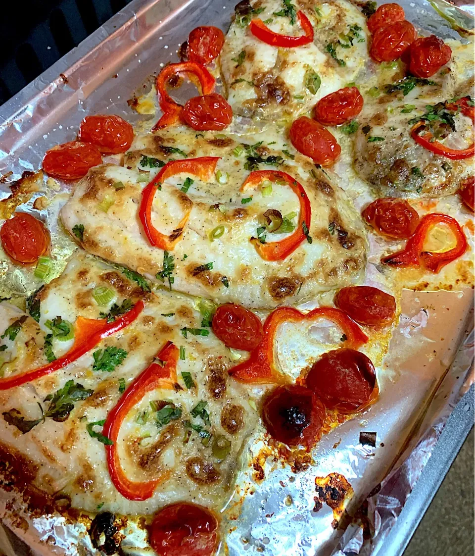 Snapdishの料理写真:Broiled Tilapia Fillets topped with grape tomatoes, redbell peppers, green onions, & cilantro  #broiledfish #broiledtilapia|🌺IAnneさん