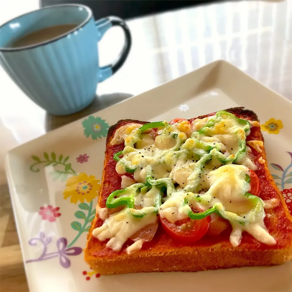 ピザトースト🍕カフェオレ☕️|ちぃさん