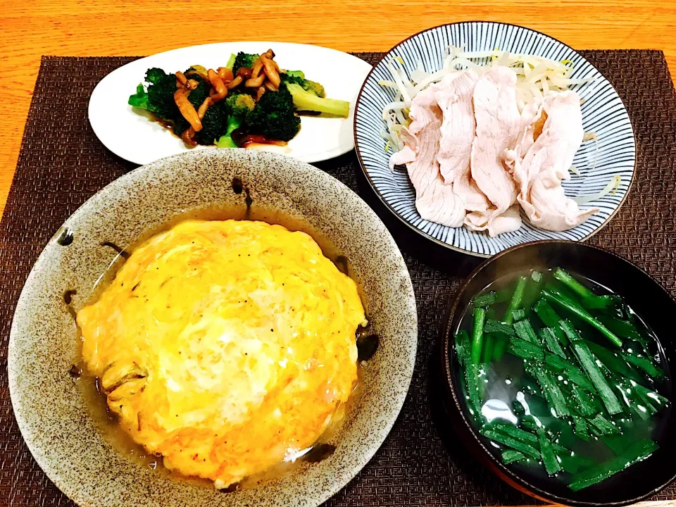 Snapdishの料理写真:我が家の晩ごはん
#天津飯
#豚しゃぶしゃぶサラダ
#ブロッコリーとしめじのオイスター炒め
#大根とニラの中華スープ|あお♡あおさん